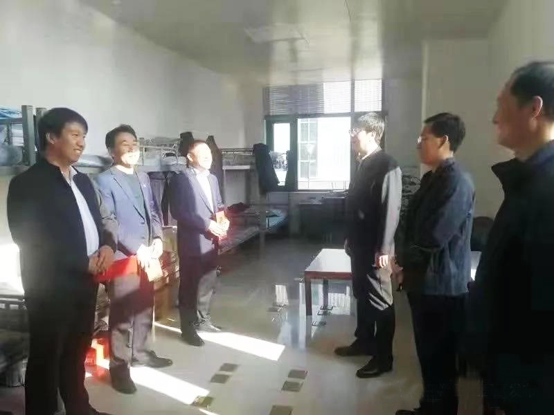 工業(yè)園區(qū)管委會(huì)、泓源公司慰問(wèn)園區(qū)機(jī)關(guān)保安門(mén)衛(wèi)等一線(xiàn)人員(圖2)