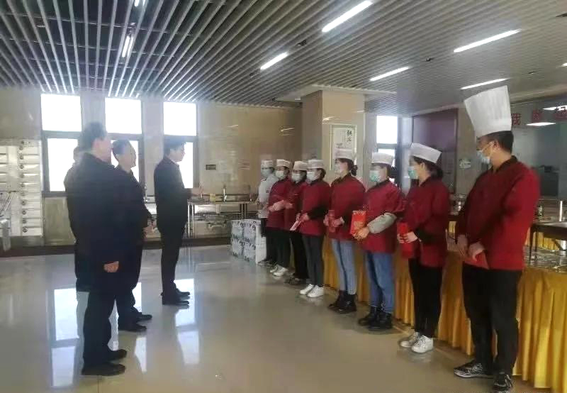 工業(yè)園區(qū)管委會(huì)、泓源公司慰問(wèn)園區(qū)機(jī)關(guān)保安門(mén)衛(wèi)等一線(xiàn)人員(圖3)