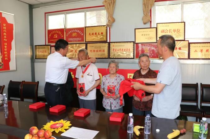 走訪慰問老黨員 深入實際學(xué)黨史—— 市政府國資委慰問泓源公司老黨員、困難黨員(圖2)