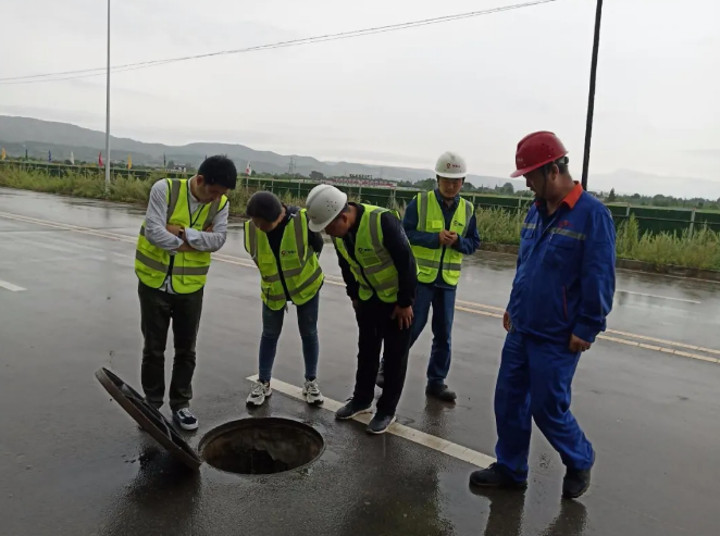 泓源城東污水處理公司組織對平涼祁連山水泥廠外排口進行接水前驗收(圖3)
